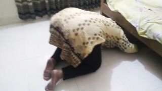 زوجة الأب السعودية الجميلة عالقة في التنظيف تحت السرير - Saudi MILF Stepmom Gets Stuck Under Bed