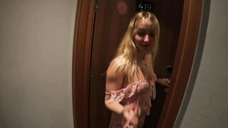 Une Ado Française Blonde Au Gros Cul Se Fait Défoncer Par Son Voisin d'Hôtel Pour Des Baskets Dior !