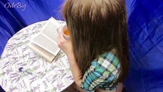 He Ymperceptibly Cum on Hair while a Girl Read a Book.