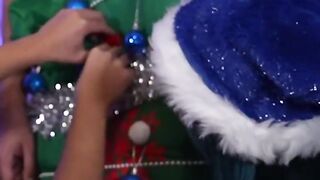 Les Noël enfilent des boules au sapin cucklord - Françaises