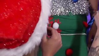 Les Noël enfilent des boules au sapin cucklord - Françaises