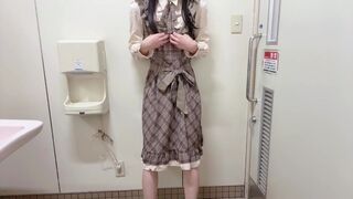 【女装】かわいいフリフリのチェックワンピースでスカートコキオナニー