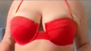 LA GORDA DEL SOSTEN ROJO (brassiere)