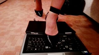 Notebook Crushing in High Heels