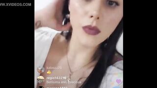 Evaluna descuido se le sale pezon en directo