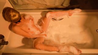 Naughty Bathtime - Squriting and Wet Pussy Play in the Bathtub