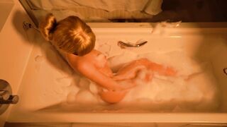 Naughty Bathtime - Squriting and Wet Pussy Play in the Bathtub