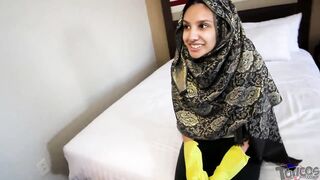 "hijab Room Service" فتاة مراهقة عربية Shy 18yo Arab Teen Maid Brings Extra Pillows and Gets Stuffed