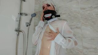 Tokyo Ghoul-Sexy cosplayer caresses herself through a wet sh