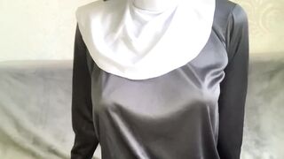 The Nun Shows her Pussy on Streams for Donations