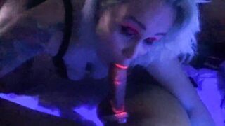 GORGEOUS SLUT SUCKS AND DEEPTHROATS COCK WITH GLOW LIPSTICK