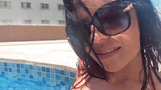 Smoking Hot Venezolana Girlfriend Masterbates in Public Jacuzzi in Cartagena