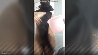 Beurette Qui Prend SA Douche Sur Périscope