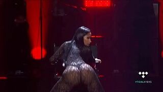 Nicki Minaj shaking her ass