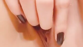 ماده سگ ایرانی در حال جلق زدن با قلاده / Girl Finger Pussy