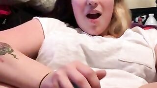 CocoBoo23 loves to play with her vibrator while Daddys away