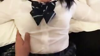 学生服のままスカートを捲り上げて