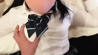 学生服のままスカートを捲り上げて