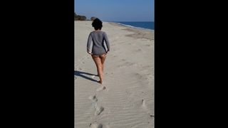 People Watch me Walking Naked on the Beach and I Masturbate myself