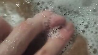 Come masturbate with me in a hot bubble bath