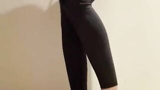 Desperate piss in gym leggings