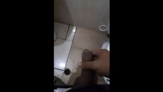 En el baño del trabajo hace travesura