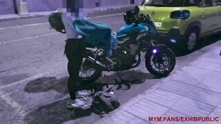 Sortie de boite de nuit, je me change dans la rue pour prendre ma moto