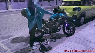 Sortie de boite de nuit, je me change dans la rue pour prendre ma moto