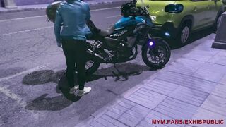 Sortie de boite de nuit, je me change dans la rue pour prendre ma moto