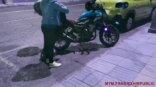 Sortie de boite de nuit, je me change dans la rue pour prendre ma moto