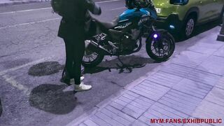 Sortie de boite de nuit, je me change dans la rue pour prendre ma moto