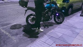 Sortie de boite de nuit, je me change dans la rue pour prendre ma moto