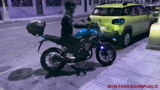 Sortie de boite de nuit, je me change dans la rue pour prendre ma moto