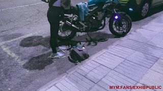 Sortie de boite de nuit, je me change dans la rue pour prendre ma moto