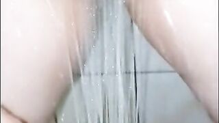 Ukrainian chubby beauty washes her pussy in the bathroom.