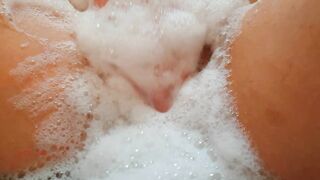 JuicyDream - Nasse Spiele in der Badewanne 2 - Pussy und Schaum