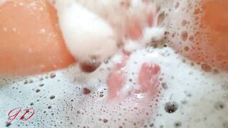 JuicyDream - Nasse Spiele in der Badewanne 2 - Pussy und Schaum