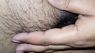 Badi behan ko rat me nangi karke chut me hath lagaya. Indian beautiful hairy pussy.