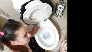 Girl taking stepdaddy for a pee and sucking cock