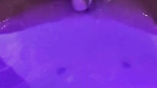 Jasmine se masturbe le clitoris avec un sextoy étanche dans le jacuzzi