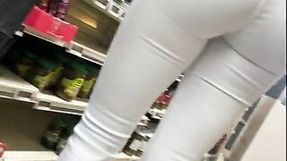 FLASH CANDID PERFECT ASS AT SUPER MARKET - WHITE JEAN