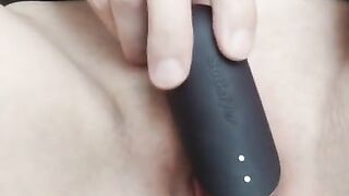 Vibrator pleases pussy sweetly